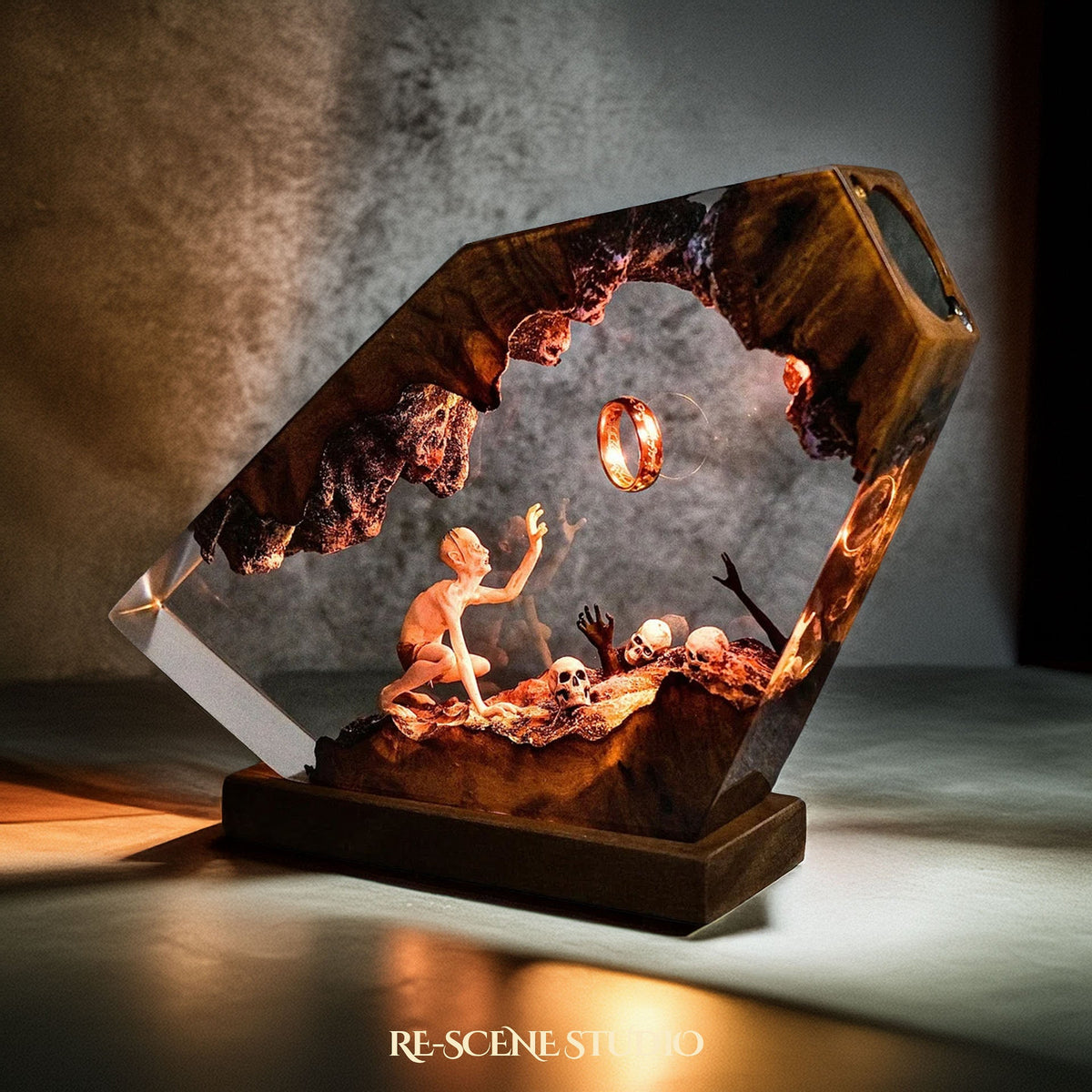 Glowing Gollum Resin Lamp: Lord of the Rings decor sealed in crystal-clear epoxy resin