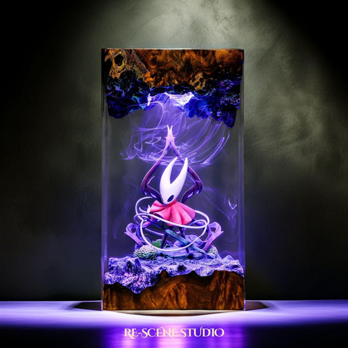Hornet Resin Lamp V2, detailed display