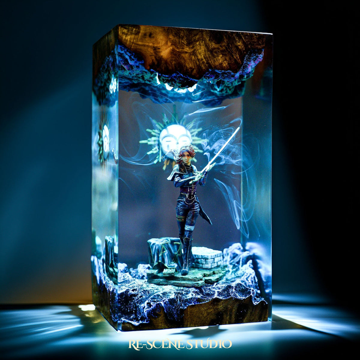 Maelle Resin Lamp, detailed display