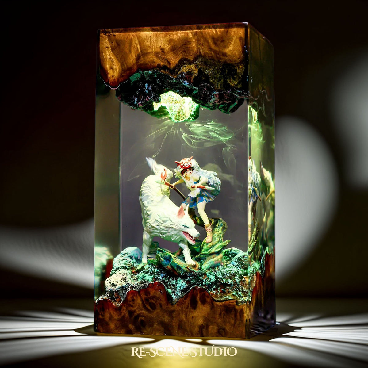 San & Moro Resin Lamp, detailed display