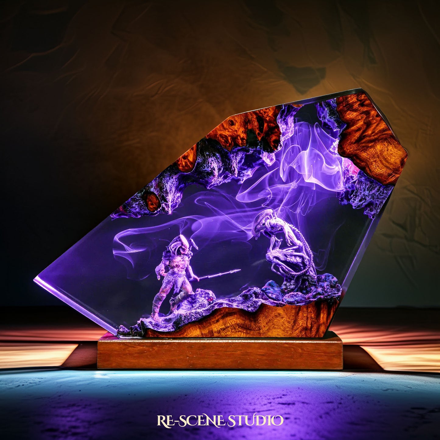 Space Explorer vs Xenomorph - Alien Resin Lamp