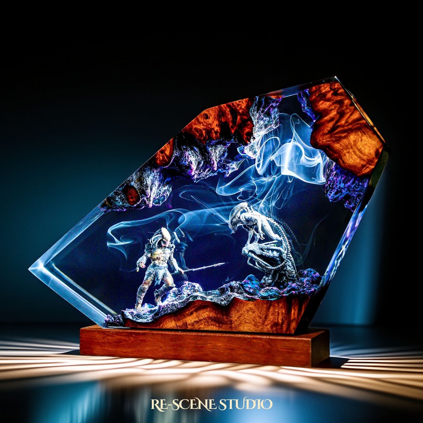 Space Explorer vs Xenomorph - Alien Resin Lamp