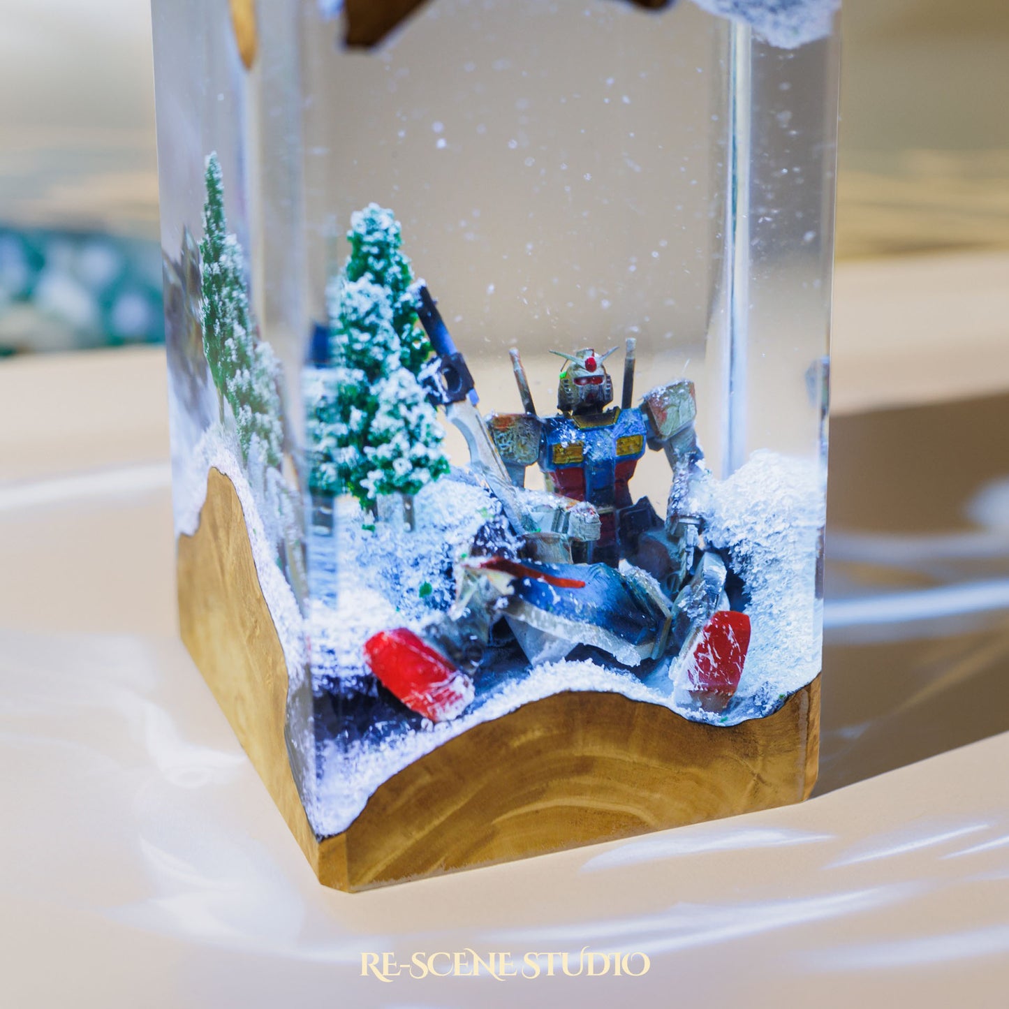 Gundam Snowfield Resin Epoxy Lamp Multicolor / Size XL: 8.5 x 8.5 x 16 (cm) – Handmade Resin Lamp by Rescene Studio | Rescene Studio