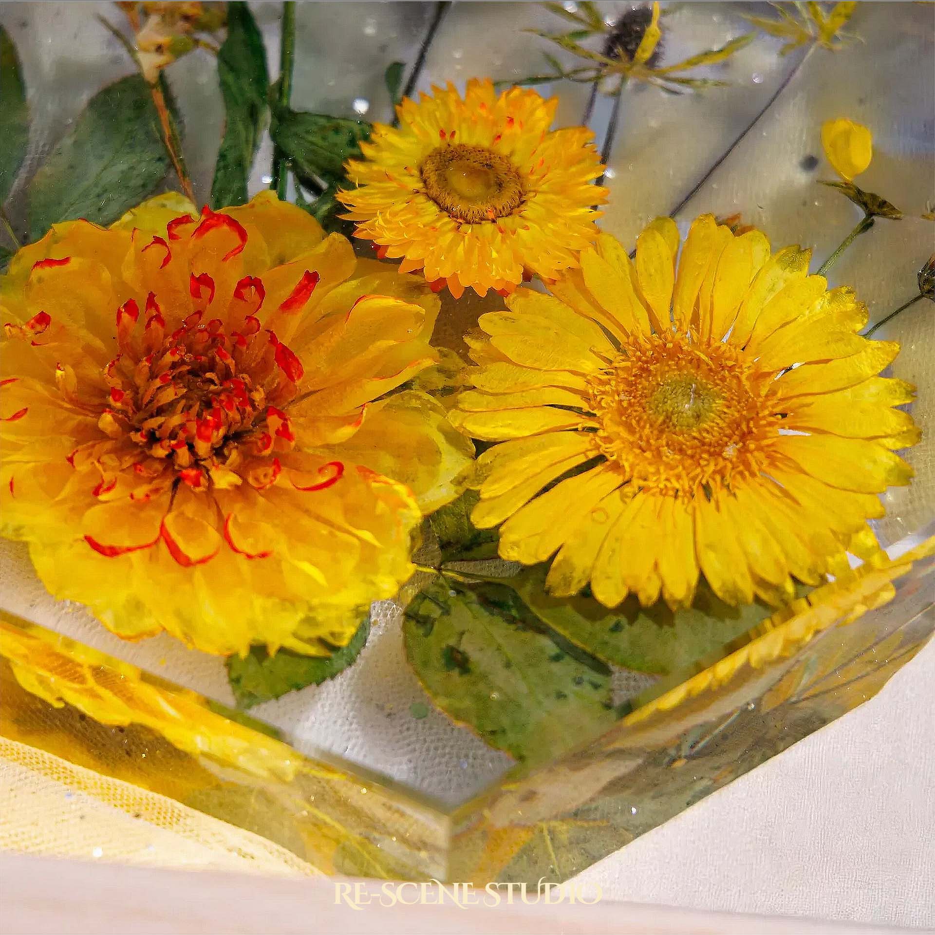 Golden Daisy Blossom Resin Epoxy Lamp Multicolor / Size L – Handmade Epoxy Resin Lamp by Rescene Studio | Rescene Studio