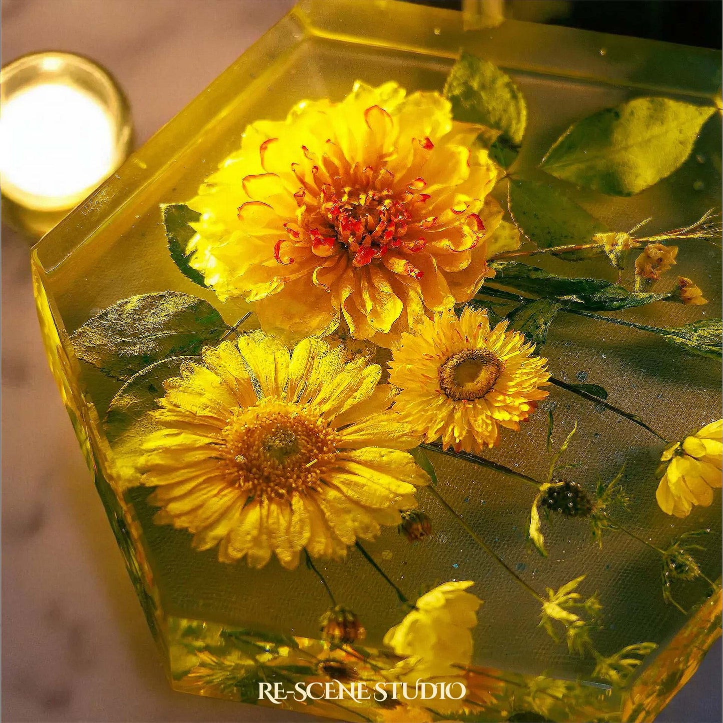 Golden Daisy Blossom Resin Epoxy Lamp Multicolor / Size L – Handmade Resin Lamp by Rescene Studio | Rescene Studio