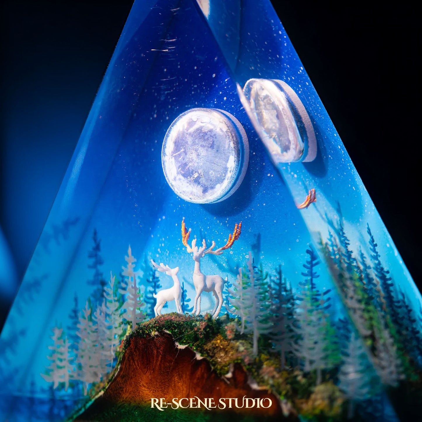 Moonlit Deer Triangle Epoxy Resin Lamp Multicolor / Size M: 13 x 11 (cm) – Handmade Resin Lamp by Rescene Studio | Rescene Studio