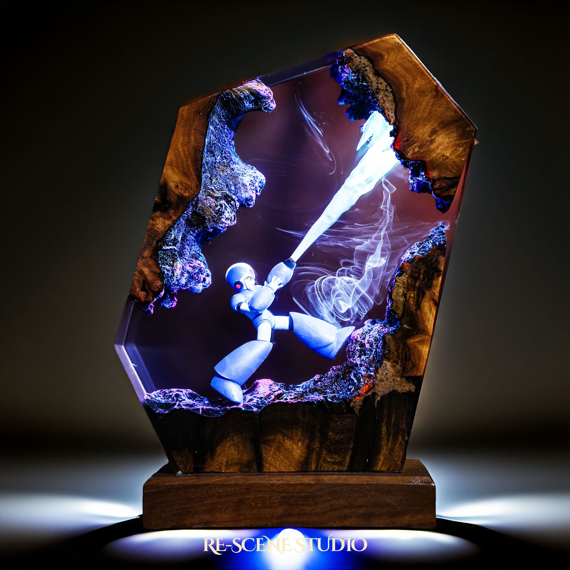 Retro Robot Hero Resin Lamp — view 4
